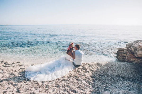 Novia y novio en la playa — Foto de Stock