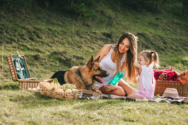 Madre e hija en el picnic —  Fotos de Stock