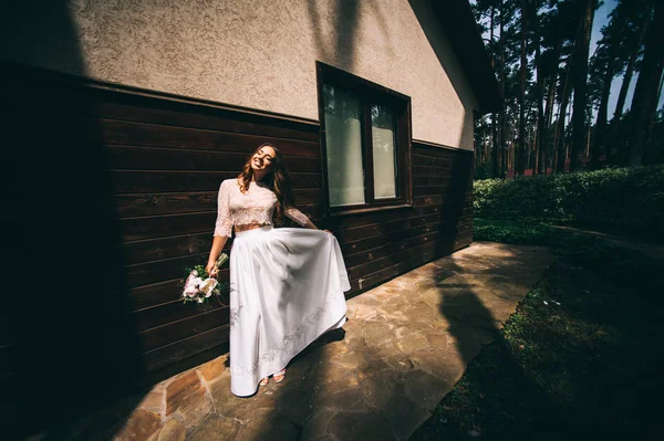 Невеста с белым букетом — стоковое фото