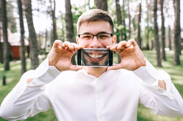 Damat holding telefon — Stok fotoğraf