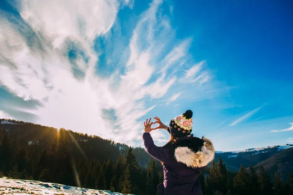 Mujer en montañas nevadas —  Fotos de Stock