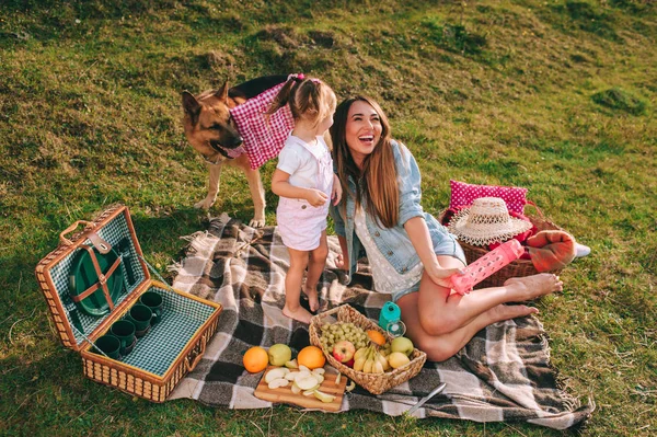 Mãe e filha no piquenique — Fotografia de Stock