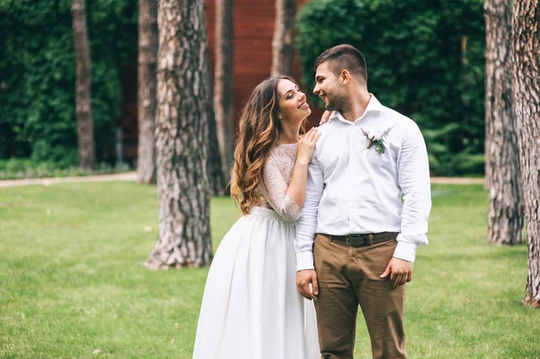 Casal de casamento no parque — Fotografia de Stock