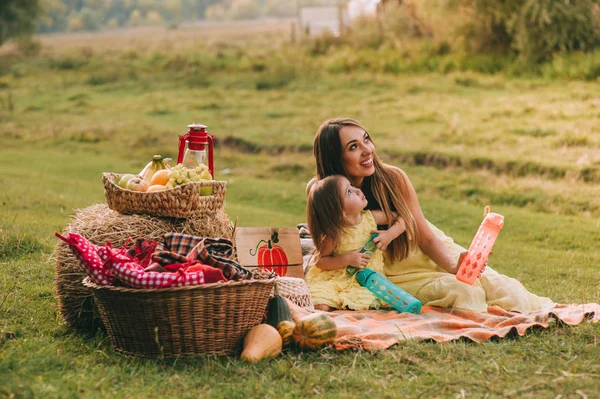 Moeder en dochter op picknick — Stockfoto