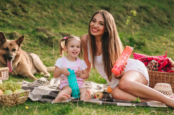 Moeder en dochter op picnic — Stockfoto