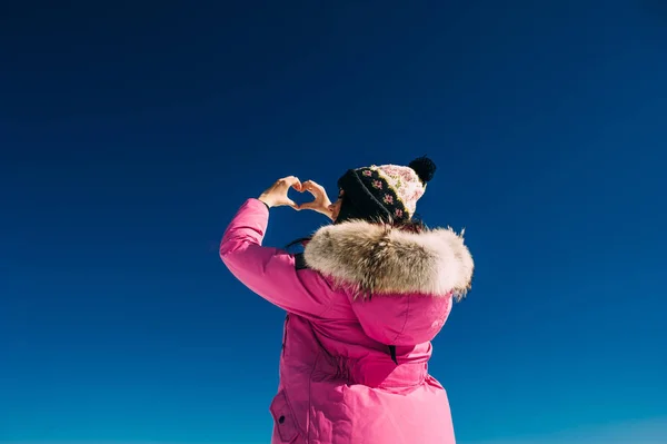 Kvinna i snöiga bergen — Stockfoto