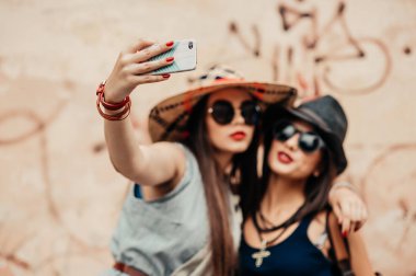  selfie yapıyor kızlar