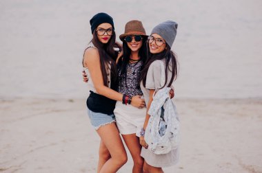 Sahilde güzel kızlar