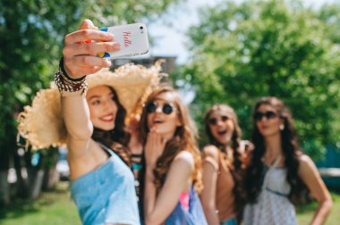  selfie yapıyor kızlar