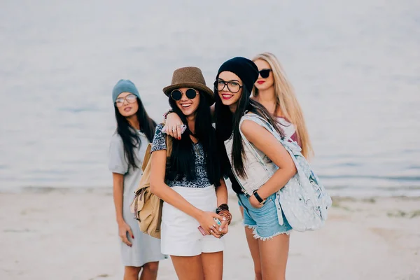 Gyönyörű lányok a strandon — Stock Fotó