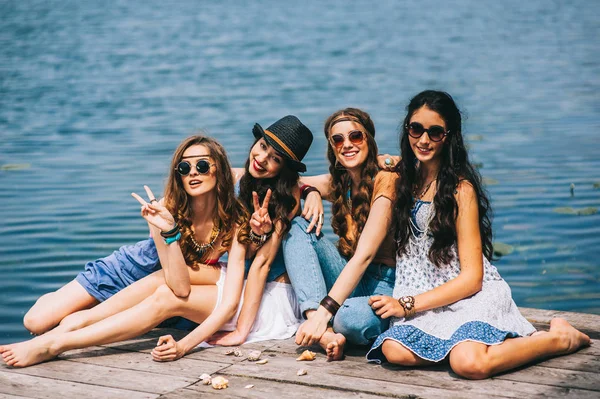 Belle ragazze sulla spiaggia — Foto Stock