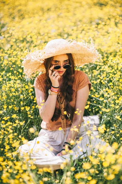 Mooi meisje in het veld — Stockfoto
