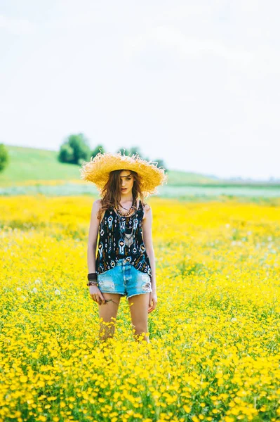 Красивая девушка в поле — стоковое фото