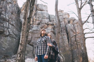 kayaların üzerinde yürüme Çift