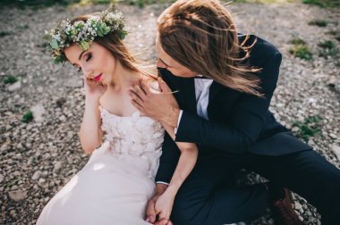 şık damat ve duygusal gelin