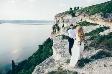 Genç çift kayada poz