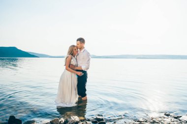 Kumsalda yürüyen çift