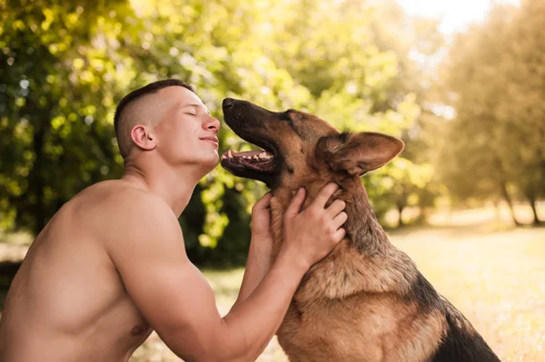 Chlap s německého ovčáka — Stock fotografie