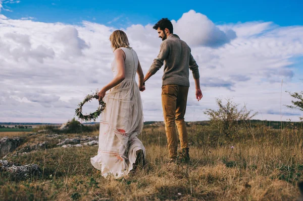 Casal de casamento em campo — Fotografia de Stock