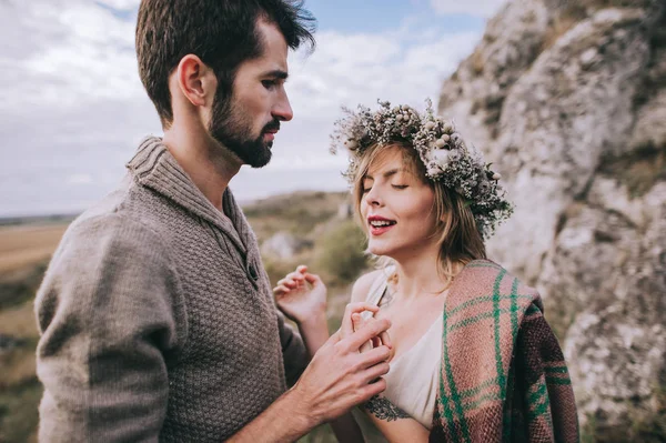 Bonito jovem casal — Fotografia de Stock