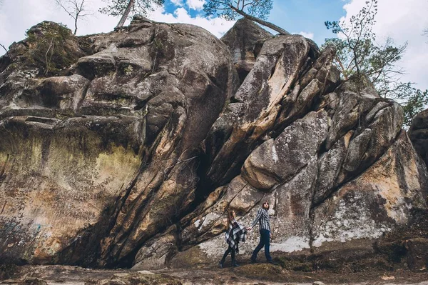 Kayaların üzerinde yürüme Çift — Stok fotoğraf