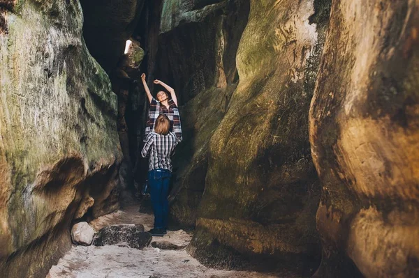 Genç çift gorge — Stok fotoğraf