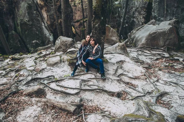 Couple posant sur des rochers — Photo