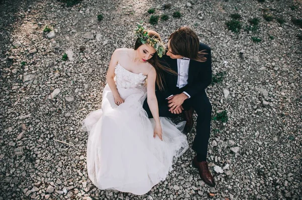 スタイリッシュな新郎と感情的な花嫁 — ストック写真