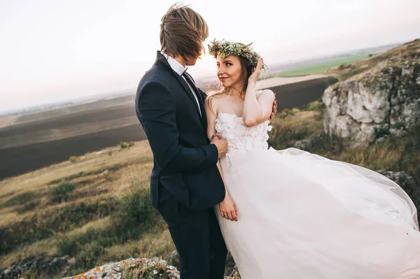 スタイリッシュな新郎と感情的な花嫁 — ストック写真