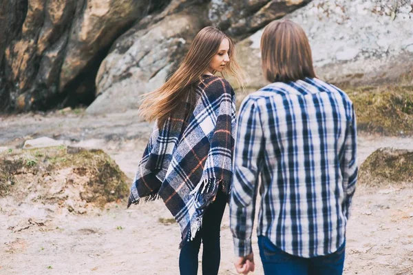 Couple marchant sur les rochers — Photo