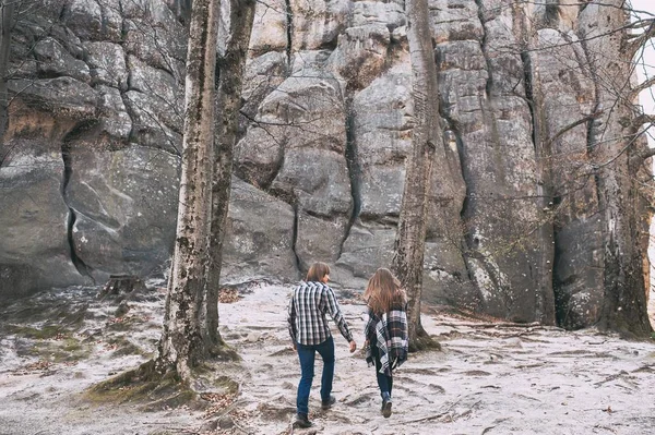 Pareja caminando sobre rocas —  Fotos de Stock