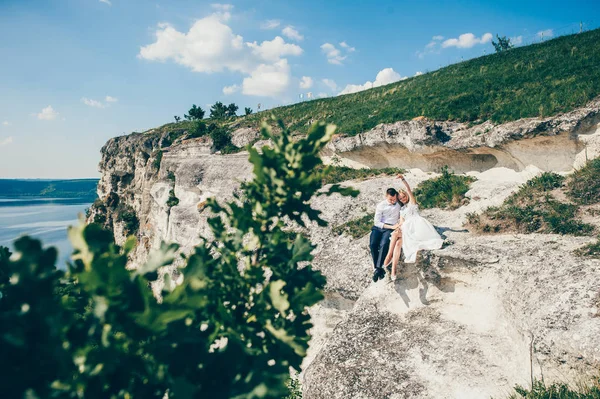 Ungt par poserar på klippa — Stockfoto