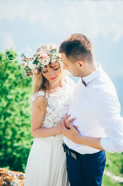 Koppel op blauwe hemelachtergrond — Stockfoto