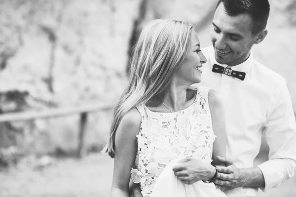 Sposo e sposa in posa sulla montagna — Foto Stock