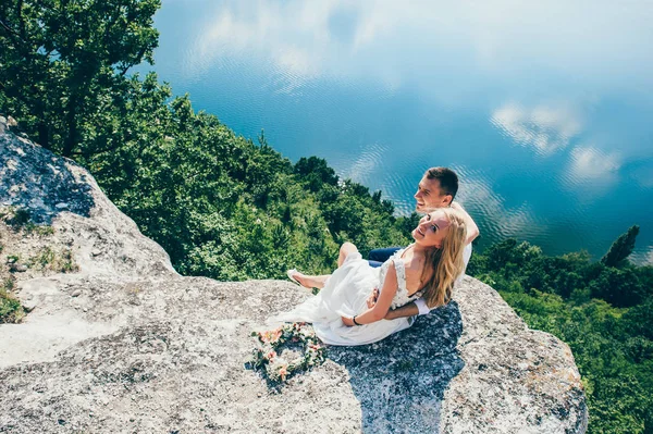 Joven pareja posando sobre roca —  Fotos de Stock