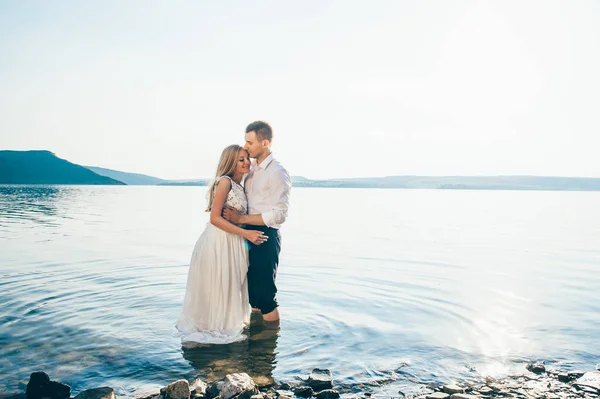 Casal andando na praia — Fotografia de Stock