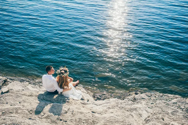 Sposa bionda e sposo alla moda — Foto Stock