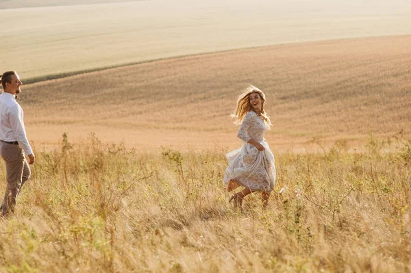 Bruidspaar in veld — Stockfoto