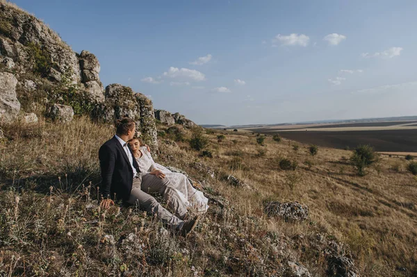 Tierna pareja en las montañas — Foto de Stock