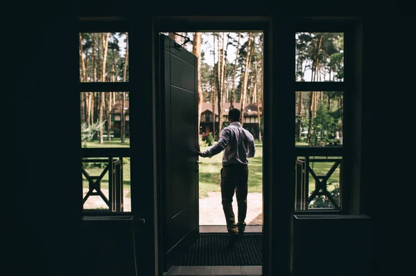 Sposo in attesa di sposa — Foto Stock