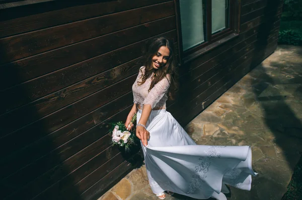 Beautiful bride with bouquet — Stock Photo, Image