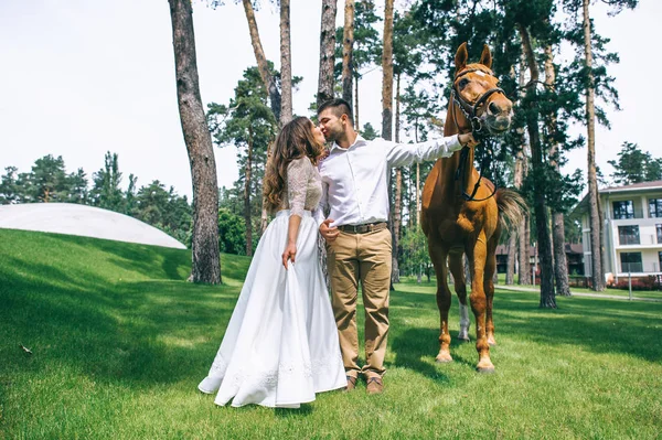 馬との新婚カップル — ストック写真