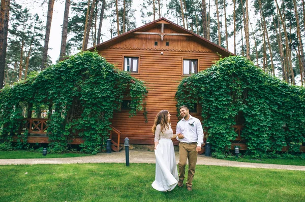 Casal de casamento no parque — Fotografia de Stock