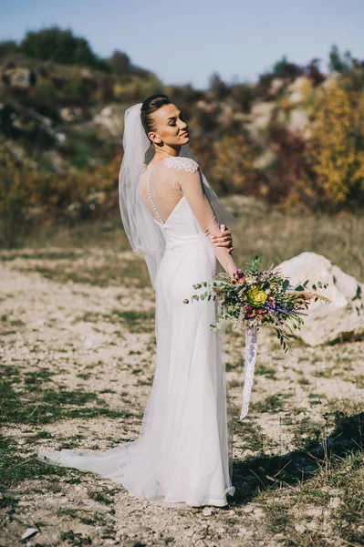 Mooie bruid buitenshuis — Stockfoto