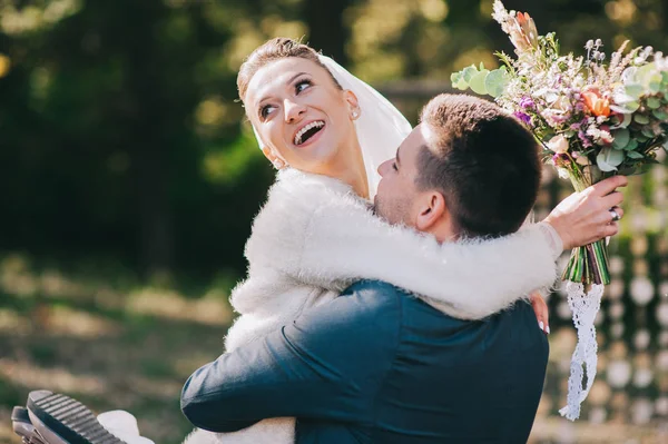 Happy bride and groom — Stock Photo, Image