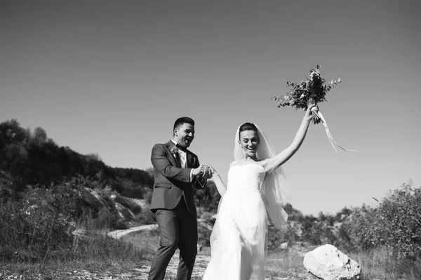 Svatební pár chůzi — Stock fotografie