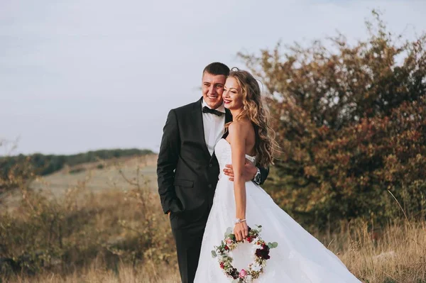 Feliz pareja recién casada —  Fotos de Stock