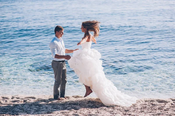 Menyasszony és a vőlegény, tenger mellett — Stock Fotó