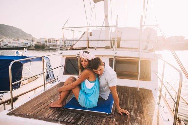 Couple souriant sur yacht — Photo