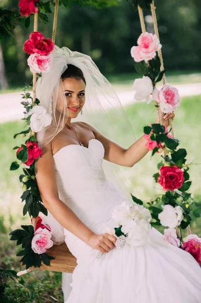 Красивая невеста на качелях — стоковое фото